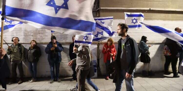 בני הקטן מכסה את העיניים במקום להתמודד עם הקשיים. בדיוק כמו המדינה