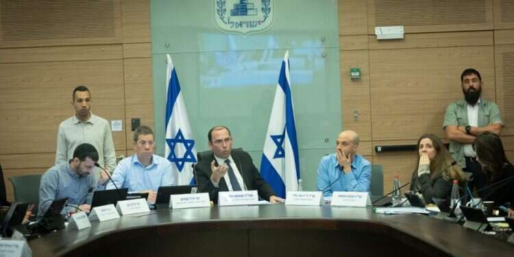 ועדת החוקה. צילום: יונתן זינדל/פלאש90 רוטמן לחברי האופוזיציה: "על הפער בין מתווה זה לבין מה שהייתם רוצים לא שורפים מדינה"