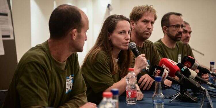 "פעיל בקפלן ואיש ימין מובהק יושבים יחד בג'יפ, ואין להם בעיה לשתף פעולה"