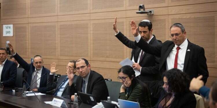 הרוב בקלפי לומד שיעור מאלף בכוחן העצום של האליטות