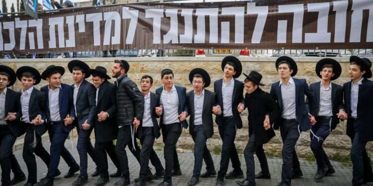 חרדים רוקדים מחוץ לביתו של ח לשימוש חד פעמי