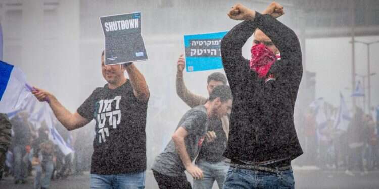 הפגנה בחיפה נגד הרפורמה. צילום: שיר טורם, פלאש 90 קריאות באוניברסיטת חיפה להחרמת חבר סגל שהזמין את השר שיקלי לכנס