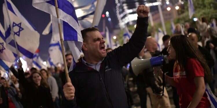 חסימת נתיבי איילון בהפגנות נגד הרפורמה במערכת המשפט, אמש. צילום: תומר נאמבורג - פלאש 90