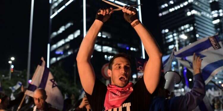 חסימת נתיבי איילון בהפגנות נגד הרפורמה במערכת המשפט, אמש. צילום: תומר נאמבורג - פלאש 90