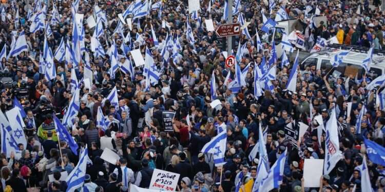 הפגנת ימין בירושלים בעד הרפורמה המשפטית. צילום: אריק מרמור/פלאש90 הערכות: עשרות אלפים בהפגנת התמיכה ברפורמה | שידור ישיר