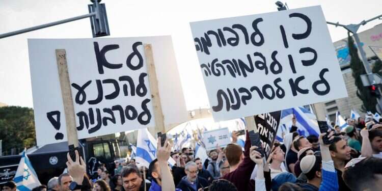 עשרות אלפים משתתפים בהפגנת הימין בעד הרפורמה במערכת המשפט בירושלים. צילום: אריק מרמור - פלאש 90 סרבנות מילואים