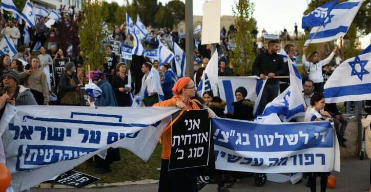 הפגנת הימין נגד עצירת הרפורמה המשפטית. צילום: גילי יערי, פלאש 90 העתיד כנראה שייך לימין, אבל את הסיבוב הזה הפסדנו