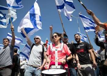 הפגנה נגד הרפורמה בתל אביב. צילום: שיר תורם, פלאש 90 לשימוש חד פעמי