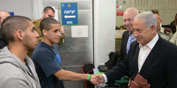 נתניהו וגלנט מקבלים את פני המתגייסים החדשים בגיוס מרץ 2023. צילום: עמוס בן גרשום - לע בין גלנט ללוין, נתניהו יתלבט עד הסוף