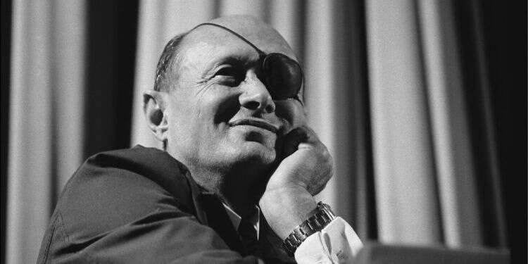 משה דיין. צילום: גטי אימג'ס מנצחים בחיוכים