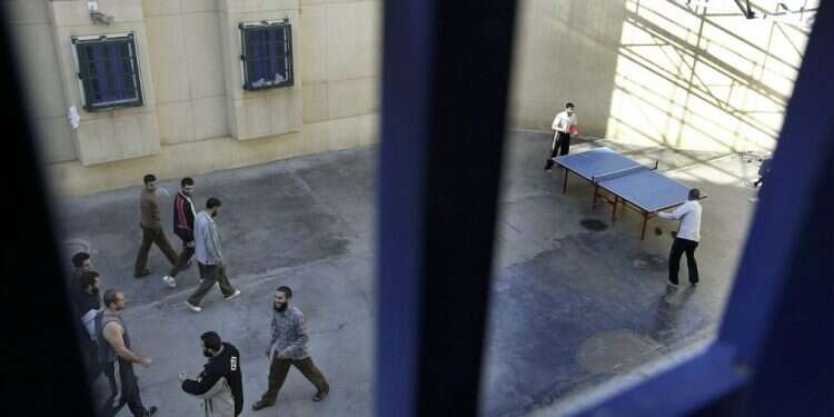 אסירים ביטחוניים בחצר כלא הדרים (תמונת ארכיון). צילום: גטי אימג'ס מה באמת מקבלים האסירים הבטחוניים בכלא הישראלי