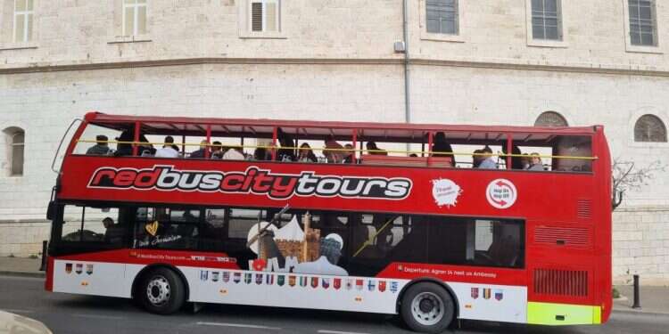 האוטובוס הדו-קומתי בירןשלים. צילום: דנה חפצדי זאת ירושלים אוטובוס הקומותיים חוזר: ירושלים תשיק אוטובוס תיירים דו-קומתי