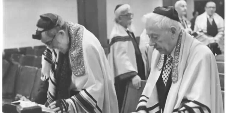 ליברמן (מימין) בבית המדרש לרבנים, 1971. לידו נראה נשיא בית המדרש א התנא הירושלמי מניו-יורק: 40 לפטירתו של פרופ' שאול ליברמן