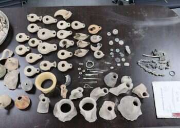 נרות, מטבעות ותכשיטים בשווי מאות אלפי שקלים: שלושה שודדי עתיקות נעצרו