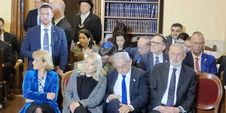 נתניהו בבית הכנסת ברומא מעיין בפתק ובו דיווח על הירי ברחוב דיזנגוף בתל־אביב. צילום: הודיה כריש־חזוני נתניהו: הפיגוע לא ירפה את הנחישות שלנו להמשיך לבנות בארצנו