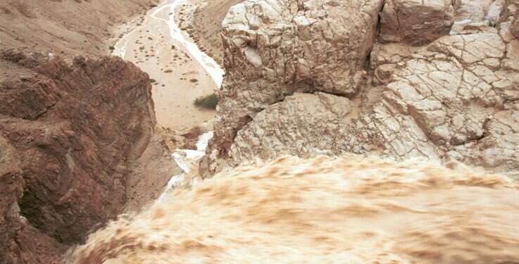 תוך סיכון חייהם: פקחים ומחלצים חילצו אדם שנסחף בשיטפון | תיעוד