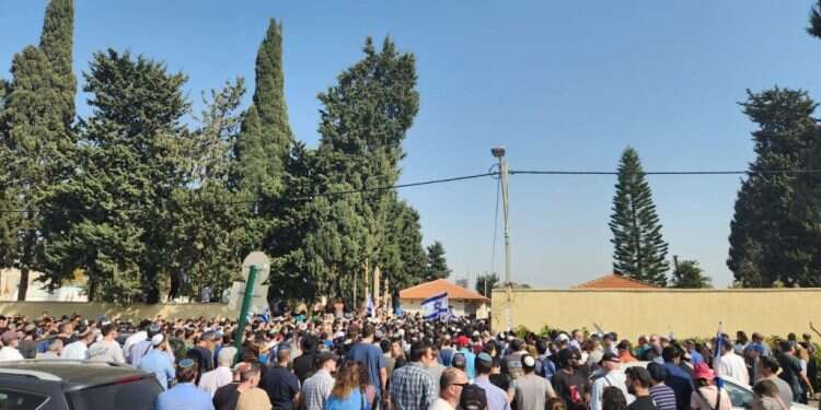 אלפים בלוויית אלן גנלס הי בזמן לוויית אלן גנלס: המחבלים שרצחו אותו נתפסו