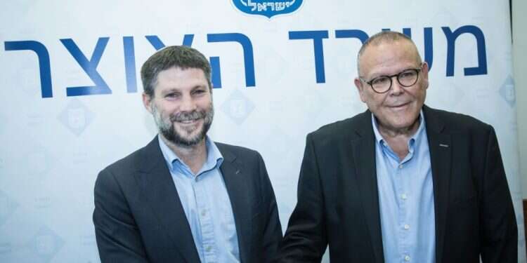 סמוטריץ' וארנון בר דוד אחרי חתימת ההסכם בין האוצר להסתדרות. צילום: דוברות משרד האוצר סעיף חדשני בהסכם בין האוצר להסתדרות מעיד על כיוון חיובי