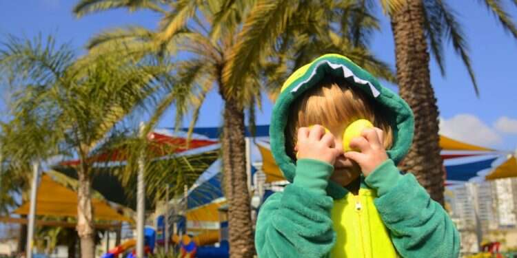 ילד מחופש בפורים. אילוסטרציה.צילום: שאטרסטוק רעש ותחפושות מגרדות: כך תעברו עם הילדים את פורים בקלות