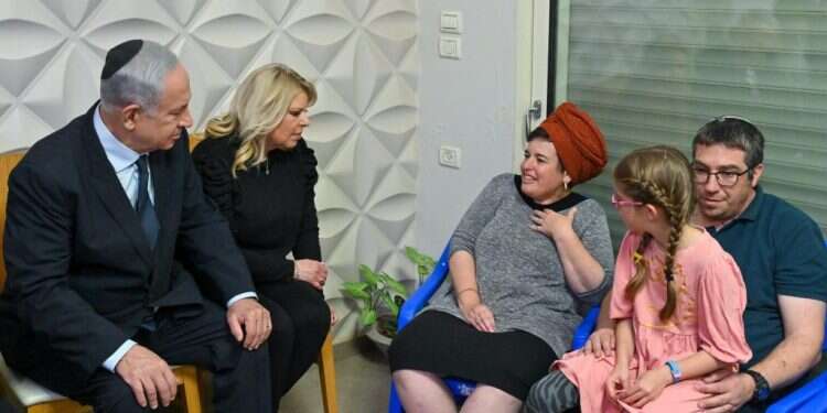 ראש הממשלה ורעייתו בניחום אבלים אצל משפחת יניב בהר ברכה. צילום: קובי גדעון /לע נתניהו בניחום אבלים בהר ברכה: "אני ישבתי שבעה על אח אחד, שני אחים זו מכפלת יגון נוראית"