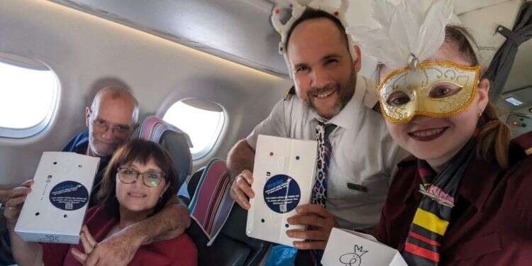 צוות המטוס וישראלים הטסים לחו לזכר שלושת הנערים: ישראלים בנתב"ג קיבלו משלוחי מנות להעניק ליהודי התפוצות