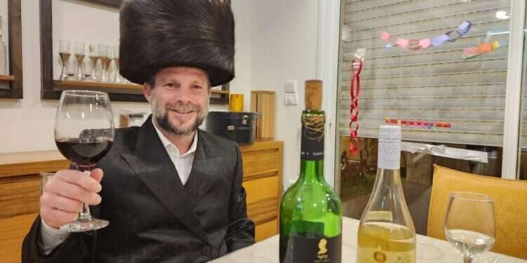 השר בצלאל סמוטריץ' מחופש לכבוד פורים איזה פוליטיקאי התחפש הכי טוב? חברי הכנסת חוגגים את פורים