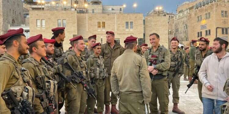 סגן נדב נפגש עם לוחמיו ומפקדיו בסיום מסעם בכותל, הבוקר. צילום: דובר צה