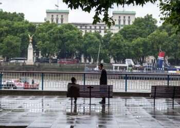 ישבנו על גדות התמזה ואכלנו את הבמבה שפתחנו בעין חנדק