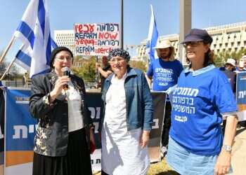 עשרות פעילים בהפגנת תמיכה ברפורמה המשפטית: "מבטלים את דיקטטורת בג"ץ"