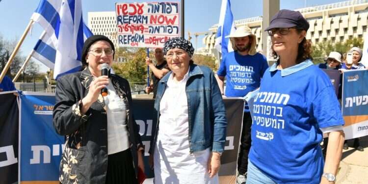 עשרות פעילים בהפגנת תמיכה ברפורמה המשפטית: "מבטלים את דיקטטורת בג"ץ"