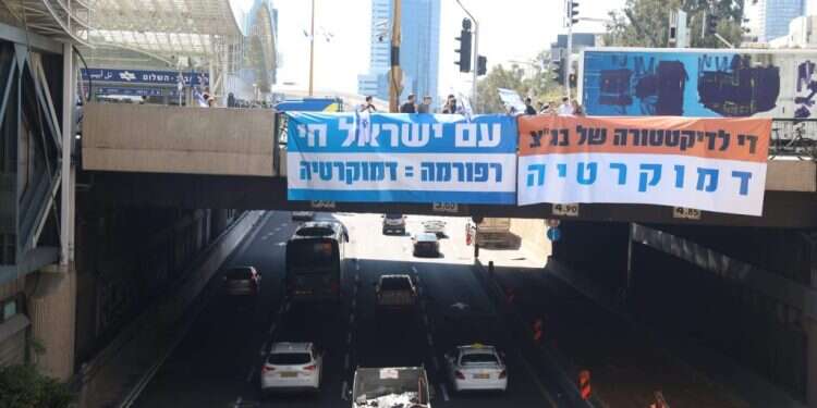 הפגנות בעד הרפורמה, היום בתל אביב. צילום: אלישיב רקובסקי "אני אפרק אותך", "לכו למקום אחר": מפגינים בעד הרפורמה הותקפו בתל אביב