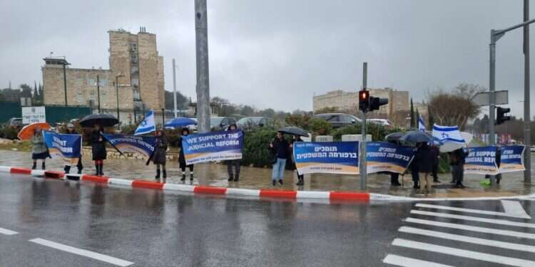 הפגנת תמיכה ברפורמה של תנועת הריבונות. צילום: מאיר אליפור תחת גשם שוטף: עשרות פעילים הפגינו מול ישיבת הממשלה בתמיכה ברפורמה המשפטית