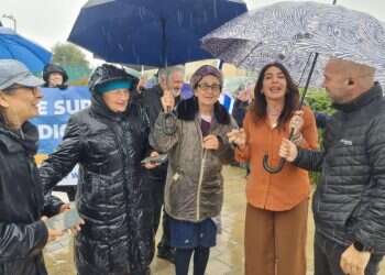 תחת גשם שוטף: עשרות פעילים הפגינו מול ישיבת הממשלה בתמיכה ברפורמה המשפטית