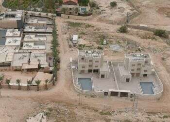 "אצבע בעין למורשת היהודית": פלסטינים בנו וילות על "ארמונות החשמונאים"