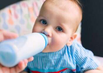 לא הבנו מה עובר על התינוק שלנו – עד שגילינו שהוא אלרגי לחלב