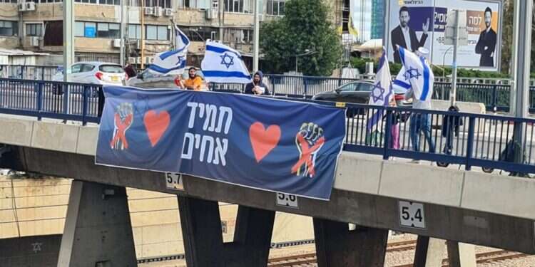 הפגנת ימין בצמתים בעד הרפורמה. צילום: מטה תקומה 23 "עכשיו או לעולם לא": ארגוני ימין יוזמים הפגנה בירושלים נגד עצירת הרפורמה