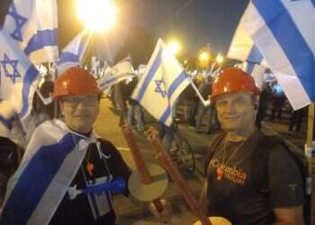 מחלקים קסדות פלסטיק בהפגנה בבני ברק.  קבלת פנים חמה למפגינים בבני ברק: "אחינו התל-אביבים"