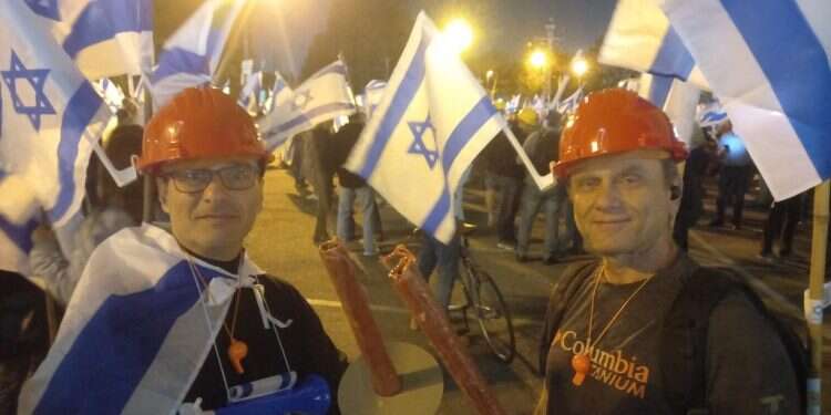 מחלקים קסדות פלסטיק בהפגנה בבני ברק.  קבלת פנים חמה למפגינים בבני ברק: "אחינו התל-אביבים"