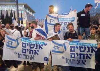 הרגעים הקטנים והמרגשים: הפגנת תומכי הרפורמה הפכה למקום של שיח וחיבור עם המתנגדים