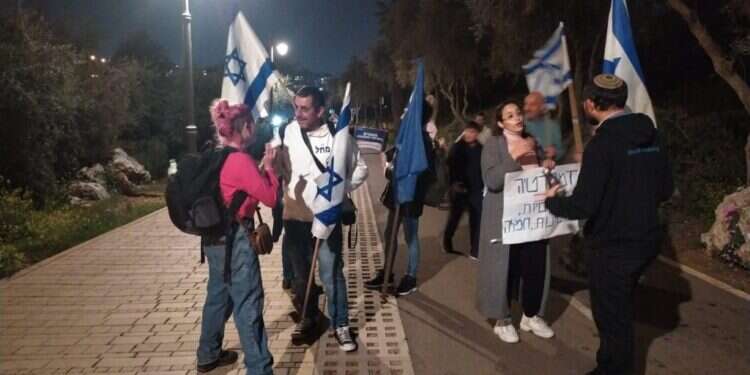 הידברות בין מפגינים בעד ונגד הרפורמה בירושלים. צילום: ישי פרידמן הערכות: עשרות אלפים בהפגנת התמיכה ברפורמה | שידור ישיר