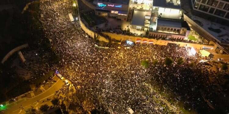 צילום מהגובה של הפגנת תומכי הרפורמה. צילום: עמותת רגבים הערכות: עשרות אלפים בהפגנת התמיכה ברפורמה | שידור ישיר