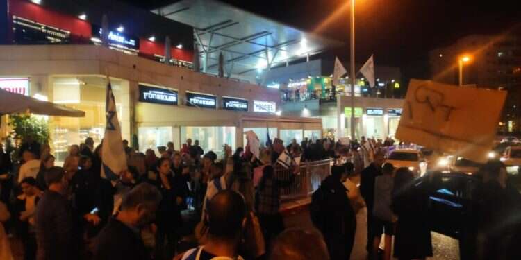 מפגינים בפתח תקווה לא רק בירושלים: הפגנות בעד הרפורמה המשפטית במספר מוקדים ברחבי הארץ