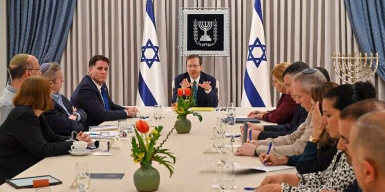 "מקווים שיהיה טוב": הפגישה הראשונה בבית הנשיא נפתחת בחשד ותקווה