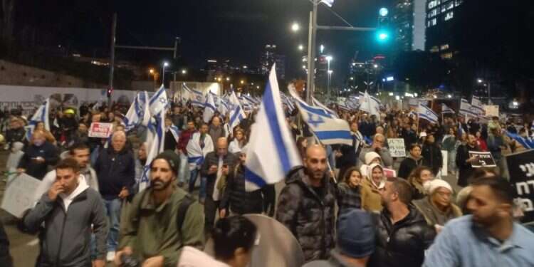 הפגנת התמיכה ברפורמה: רבבות מפגיני ימין בתל אביב