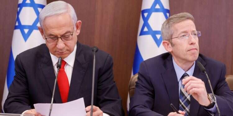 יוסי פוקס ובנימין נתניהו. צילום: מארק ישראל סלם המזכיר של נתניהו על מתווה הפשרה: "בסיס למשא ומתן, אך הפערים גדולים"