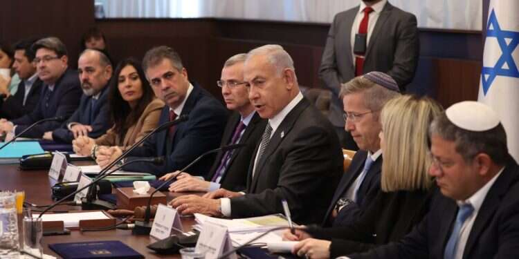 ישיבת ממשלה. צילום: עמית שאבי המערכת המשפטית נטלה לעצמה כוח מוחלט, כעת הממשלה נוטלת אותו לעצמה