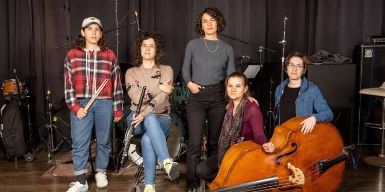 מימין לשמאל: קטיה טובול, ענבר פז, חן לוי, הדר נויברג ומאי סגל. צילום: נעמה שטרן