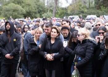 אור אשכר מובא למנוחות בבית העלמין נס־הרים, ביום שלישי. צילום: אלכס קולומויסקי "חיית כאיש ברזל, נפלת כאיש ברזל": משפחתו וחבריו של אור אשכר נפרדים