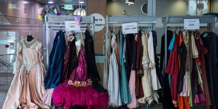 צילום: לירון מולדובן המקום בו אנשים מהשורה יכולים לקנות שמלות מנופחות ובגדי אבירים