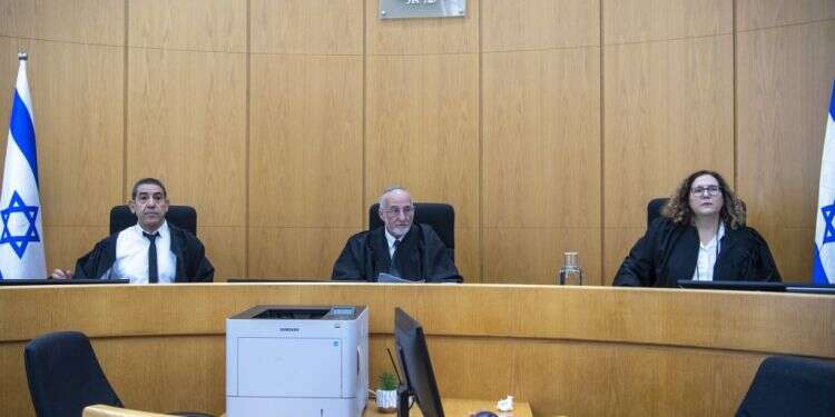 השופט קולה (במרכז) בבית המשפט בנצרת. צילום: גיל אליהו זיכוי רומן זדורוב הוא הוכחה לכישלון הפרקליטות